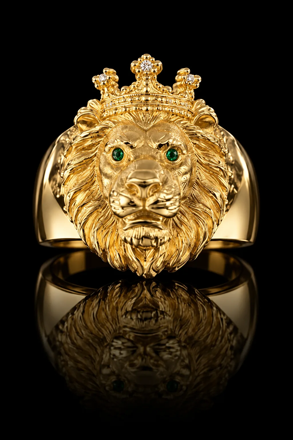Anillo de oro amarillo en forma de cabeza de león con corona de diamantes