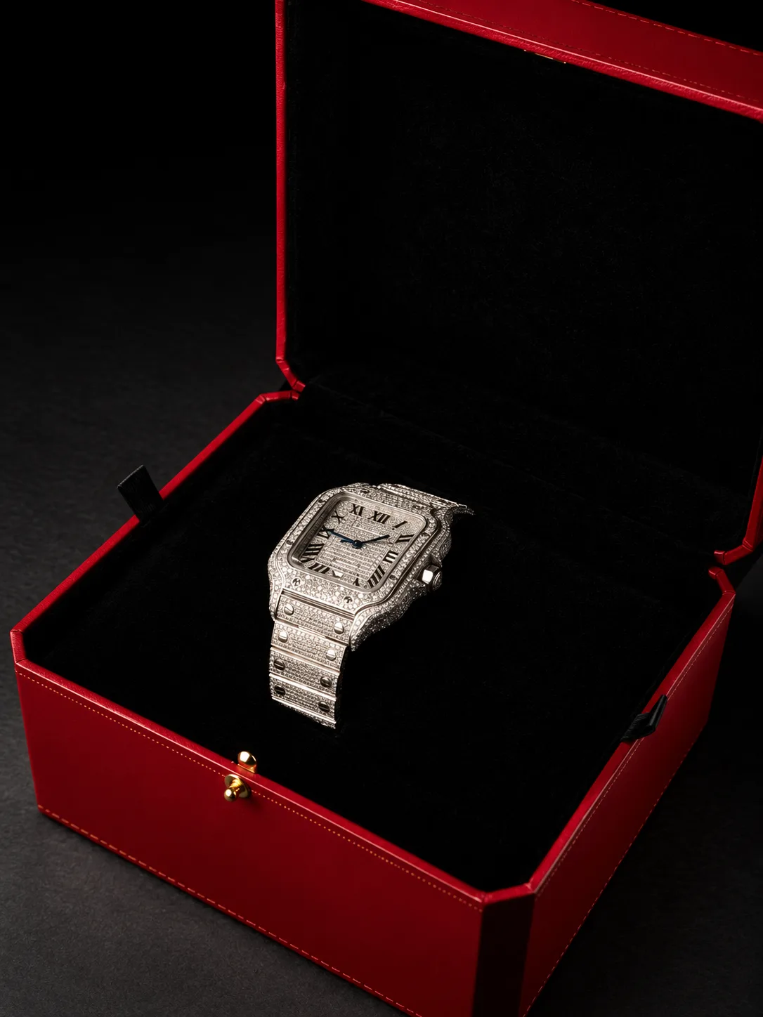 Reloj cuadrado con diamantes en su estuche rojo